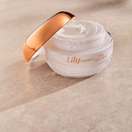 Creme acetinado hidratante corporal LILY 250g